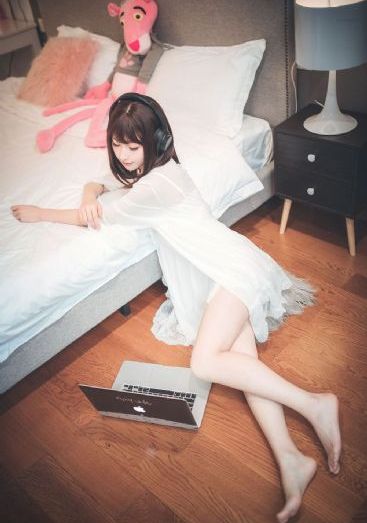 带珍珠耳环的少女
